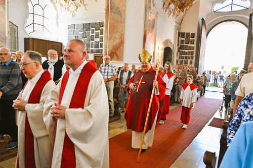 Abt Petrus-Adrian Lerchenmüller beim Einzug in die Wallfahrtskirche Maria Steinbach