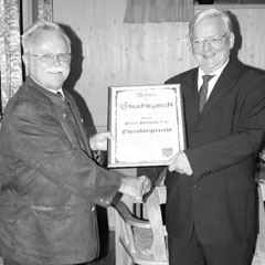 P.Wolfgang bekommt die Ehrenbürgerurkunde von Hunderdorf überreicht