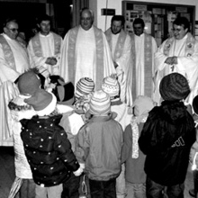 Kinder begrüßen ihren neuen Pfarrer