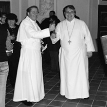 Der bisherige Administrator Generalabt Thomas übergibt dem neuen Administrator Abt Hermann Josef das Staffelholz